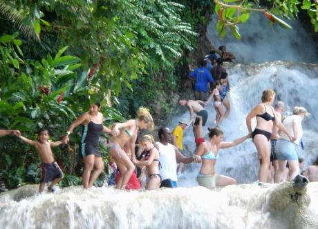 Dunn´s River Falls - výstup vodopádem. Jamajka