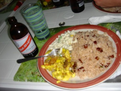 Typická jamajská večeře - aki, treska, rýže s fazolemi. Pivo je žádoucí